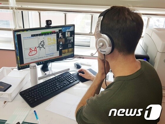 충북국제교육원이 대면 프로그램 중단에 따라 '세계시민 영어캠프' 교육과정을 온라인으로 진행하고 있다./뉴스1
