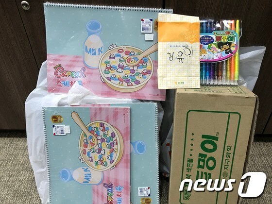 김유하양이 기부한 100만원이 들어있는 봉투와 학용품 상자.(수원시) © 뉴스1