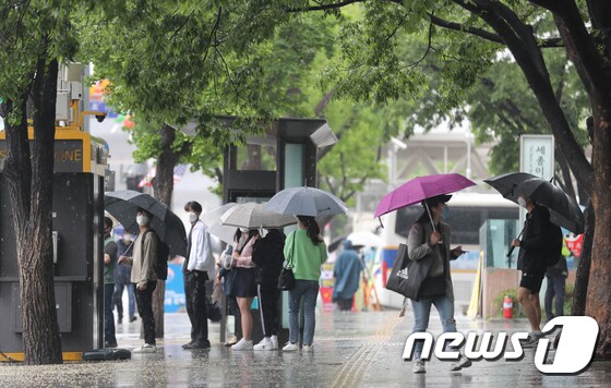  서울 종로구 광화문광장 일대에서 우산을 쓴 시민들이 걸음을 재촉하고 있다. /뉴스1 © News1 송원영 기자