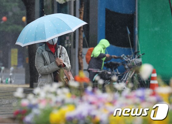 서울 종로구 광화문광장 일대에서 우산을 쓴 시민들이 걸음을 재촉하고 있다. 뉴스1 © News1 송원영 기자
