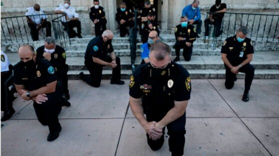  플로리다주 경찰들이 지난달 31일(현지시간) 인종차별에 대한 항의 표시인 무릎꿇기를 하며 시위에 동조하고 있다. -트위터 갈무리 