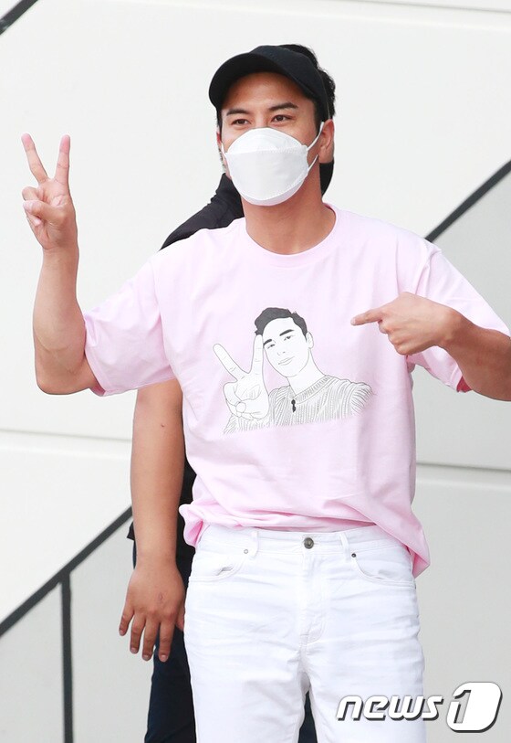 장민호 티셔츠 입고 브이하는 트롯계의 BTS