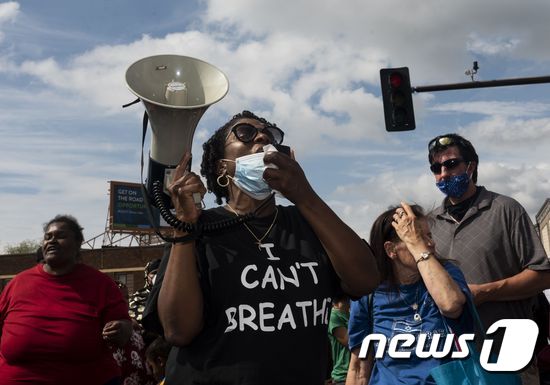 'I can't breathe'라고 적힌 티셔츠를 입은 시위대. © AFP=뉴스1