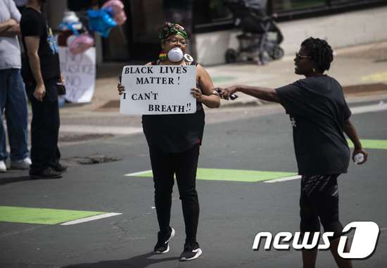 'I can't breathe'라고 적힌 항의문구를 들어 보이는 시위자. © AFP=뉴스1