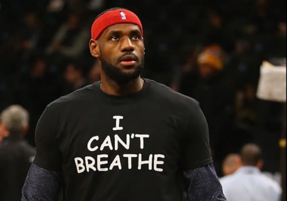 NBA  최고의 스타 르브론 제임스가 'I can't breathe' 티를 입고 있다. 유명인들은 이 티를 입은 인증샷을 냄으로써 시위 참여를 독려하고 있다.  - 제임스 트위터 갈무리