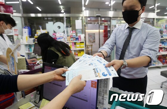 공적 마스크 구매 5부제 폐지 첫날인 지난 1일 울산 남구 한 약국에서 시민들이 마스크를 구입하고 있다. 2020.6.1/뉴스1 © News1 윤일지 기자