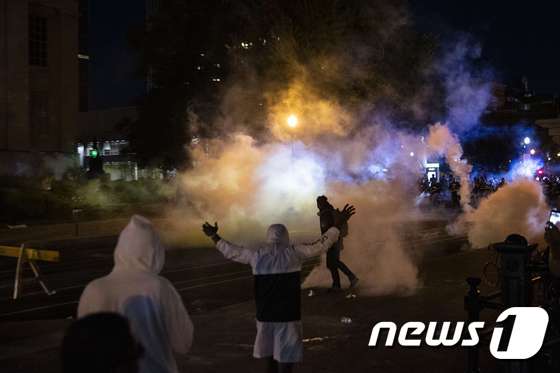  미국 켄터키주 루이빌에서 경찰이 시위대를 해산시키기 위해 최루탄을 발사했다. © AFP=뉴스1