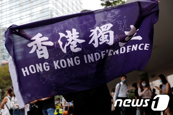 반송환법 시위 1주년인 9일 홍콩의 한 시민이 '홍콩독립' 깃발을 들고 시위를 벌이고 있다. © 로이터=뉴스1 © News1 박형기 기자