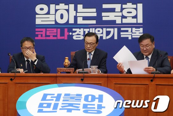이해찬 더불어민주당 대표가 10일 오전 서울 여의도 국회에서 열린 최고위원회의에서 의사봉을 두드리며 개의를 선언하고 있다. 이 대표는 모두발언에서 