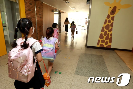 11일 경기 부천 한 초등학교에서 초등학생들이 등교를 하고 있다./뉴스1 © News1 정진욱 기자