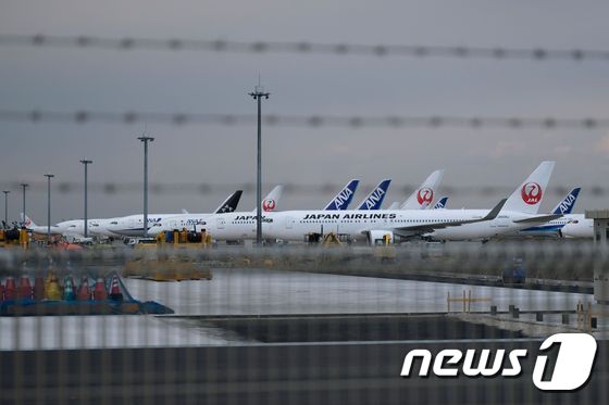 일본 도쿄 하네다 국제공항에 계류 중인 일본항공(JAL) 및 전일본공수(ANA) 여객기 © AFP=뉴스1
