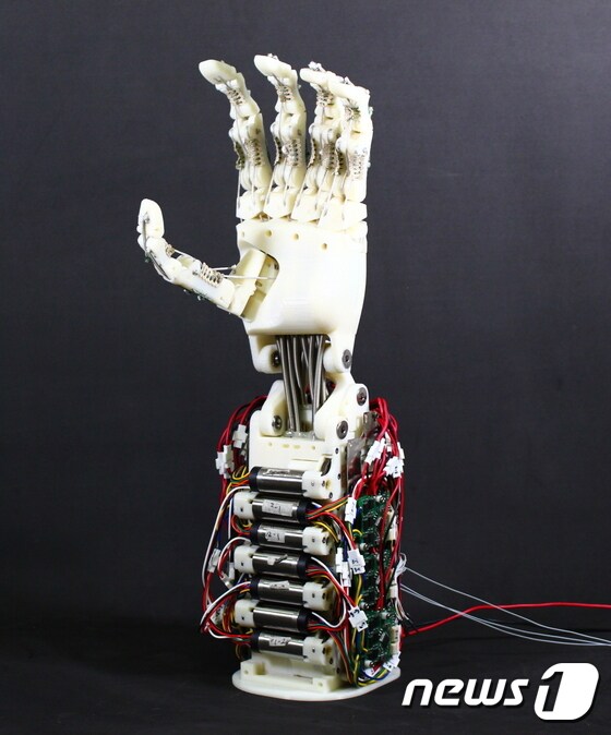김용재 교수 연구팀이 개발한 로봇손 'FLLEX hand'© 뉴스1
