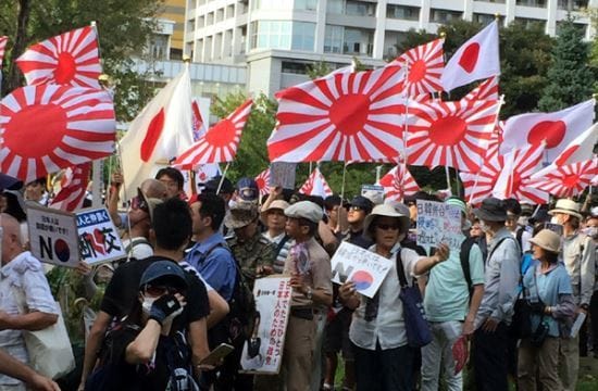 극우 일본인들이 전범기를 들고 혐한 시위를 벌이고 있다. (트위터 갈무리) © 뉴스1