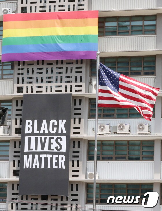 서울 종로구 주한 미국대사관 외벽에 최근 백인 경찰관의 과잉 진압에 사망한 흑인 조지 플로이드 사건에 반대하는 문구인 'Black Lives Matter(흑인의 생명도 소중하다)' 현수막이 걸려있다.2020.6.14/뉴스1 © News1 이성철 기자