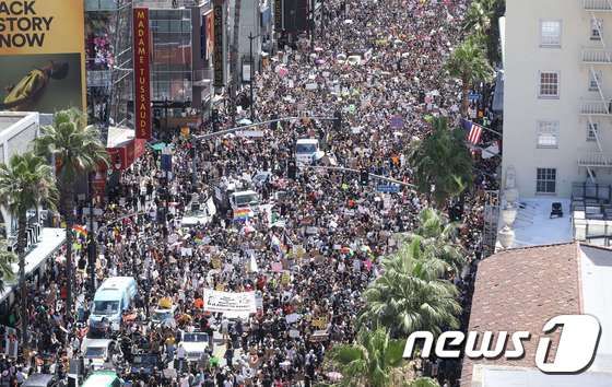 14일 (현지시간) 캘리포니아주 로스앤젤레스 할리우드에서 조지 플로이드의 죽음과 경찰의 잔혹성에 항의하는 시위대가 거리를 가득 메우고 있다. © AFP=뉴스1 © News1 우동명 기자