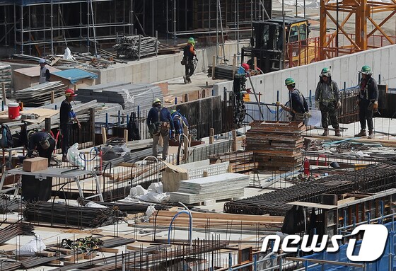 15일 서울 노원구의 한 아파트 신축공사현장에서 건설노동자들이 작업을 하고 있다.  2020.6.15/뉴스1 © News1 구윤성 기자