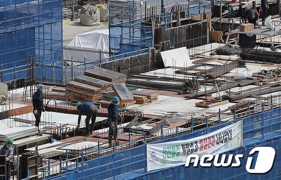 서울의 한 아파트 신축 공사현장에서 일하는 건설노동자들의 모습. © News1 구윤성 기자
