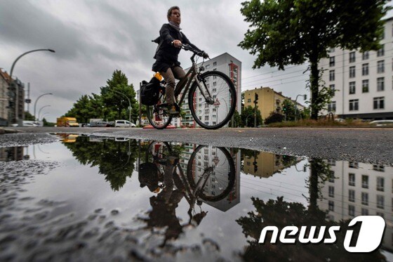 독일의 한 도시에서 남성이 자전거를 타고 있다. © AFP=뉴스1