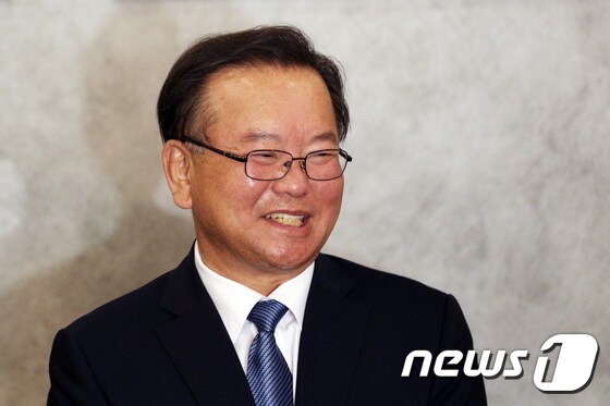김부겸 더불어민주당 전 의원이 지난 6월16일 오후 서울 영등포구 여의도의 한 카페에서 취재진 질문에 답하고 있다. 김 전 의원은 이날 전당대회 출마와 관련해 