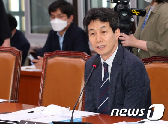 윤건영 더불어민주당 의원.. 2020.6.16/뉴스1 © News1 박세연 기자