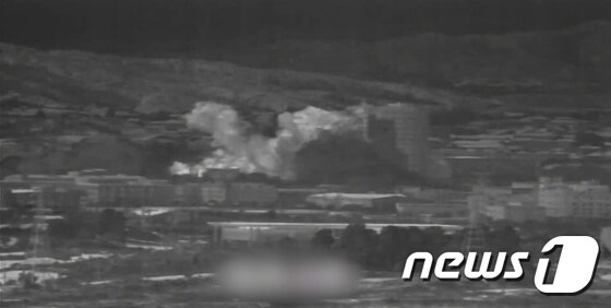 북한이 개성공단 내 남북공동연락사무소 청사를 16일 오후 2시 49분경 폭파했다. 사진은 우리군 장비로 촬영된 폭파 당시 영상 캡쳐. 북한 조선중앙TV는 이날 오후 5시께 긴급 보도를 통해 