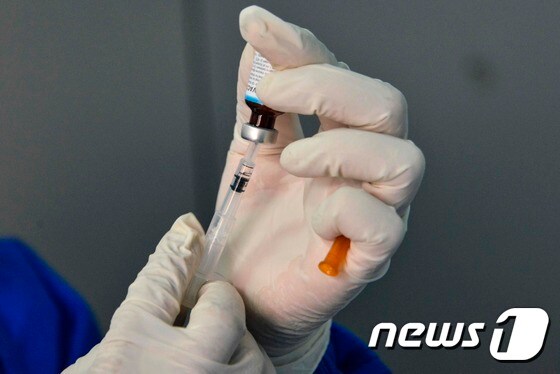 영국 임페리얼칼리지는 15일(현지시간) 개발중인 신종 코로나바이러스 감염증(코로나19) 백신이 이번주 중으로 자원자 300명을 대상으로 임상시험에 들어간다고 밝혔다. © AFP=뉴스1