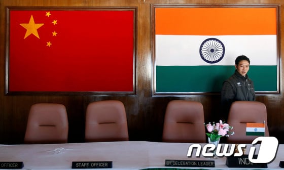 지난 2009년 11월11일(현지시간) 한 남성이 인도 북동부 아루나찰프라데시주 범라에서 열린 인도-중국군 회담장 안으로 들어가고 있다.  © 로이터=뉴스1
