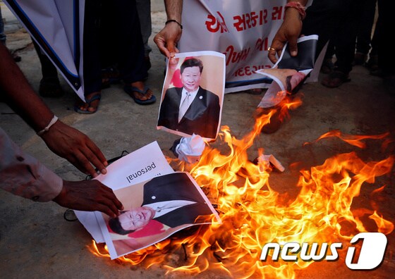 16일 인도 아메다바드에서 주민들이 시진핑 중국 주석의 초상화를 불태우고 있다. © 로이터=뉴스1 © News1 박형기 기자