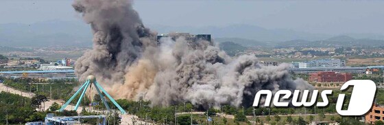 북한 노동당 기관지 노동신문은 17일 2면에 개성의 남북 공동연락사무소 폭파 현장을 공개했다. 신문은 