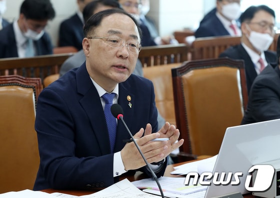 홍남기 경제부총리 겸 기획재정부 장관. © News1 박세연 기자