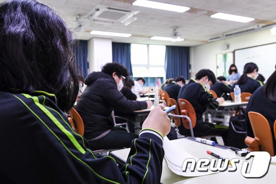 지난 6월18일 서울 마포구 상암고등학교에서 3학년 학생들이 6월 모의평가를 준비하고 있다./뉴스1 © News1