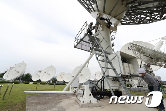 KT SAT 직원들이 금산위성센터 위성 안테나를 점검하고 있다. (KT SAT 제공) 2020.6.18/뉴스1