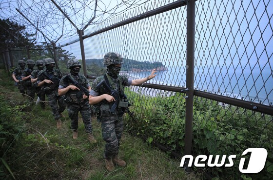 해병대 장병들이 인천 옹진군 연평도에서 해안선을 순찰하고 있다.(자료사진) 2020.6.18/뉴스1 © News1 구윤성 기자