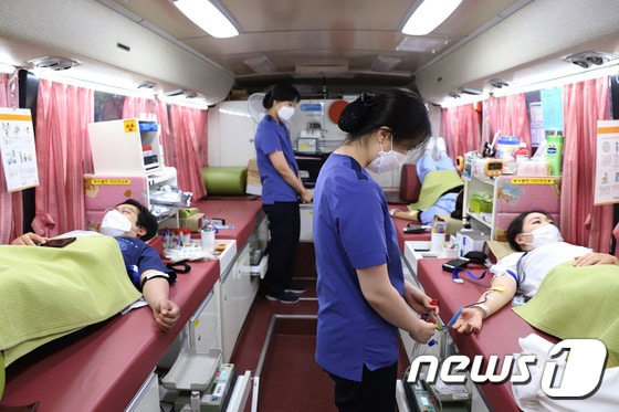 용인세브란스병원 교직원들이 병원 야외에 배치된 버스에서 헌혈을 하고 있다.(병원측 제공) © News1 