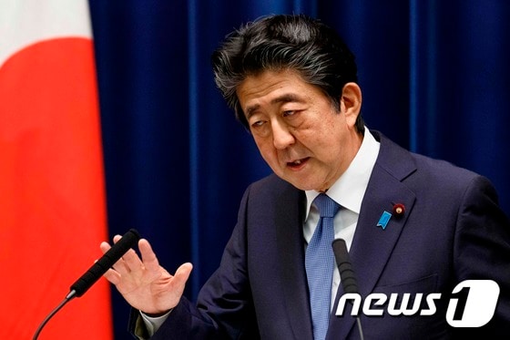 아베 신조 일본 총리가 지난달 18일(현지시간) 도쿄 총리관저에서 기자회견을 열고 발언하고 있다. © AFP=뉴스1 © News1 우동명 기자