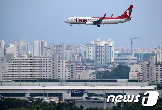 티웨이항공 여객기가 대구공항으로 착륙하기 위해 고도를 낮추고 있다.  2020.6.19/뉴스1 © News1 공정식 기자