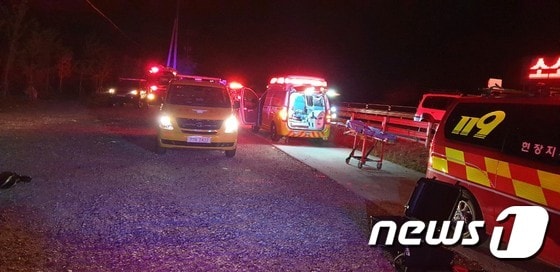 충북 대청호서 차량이 추락해 경찰·소방당국이 수색을 하고 있다. (옥천소방서 제공)