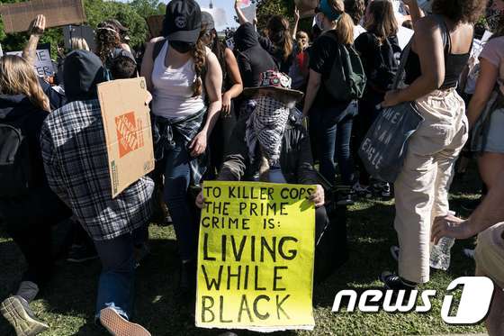  1일(현지시간) 워싱턴D.C 백악관 앞에서 흑인 조지 플로이드 사망에 항의하는 시위가 벌어지고 있다.© AFP=뉴스1