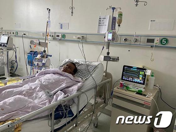 후웨이펑 의사가 치료를 받는 모습 (출처=웨이보 갈무리)© 뉴스1