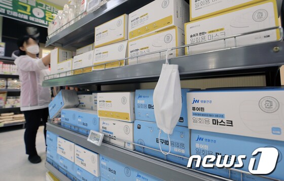 2일 서울의 한 대형마트에 일반인용 덴탈마스크가 진열돼 있다. 2020.6.2/뉴스1 © News1 구윤성 기자