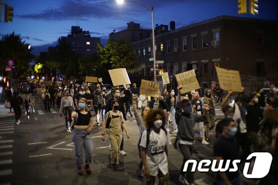 1일(현지시간) 미국 뉴욕 브루클린 시민들이 조지 플로이드 사망 사건에 항의하며 시위를 벌이고 있다. © 로이터=뉴스1