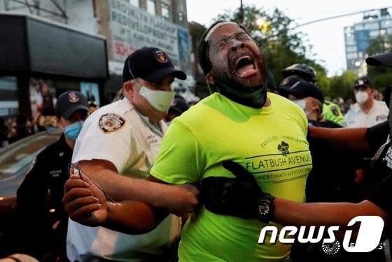 젤너 마이리 미국 상원의원이 미국 뉴욕 브루클린 시위 현장에서 경찰에 제압당하고 있다. <트위터 갈무리>