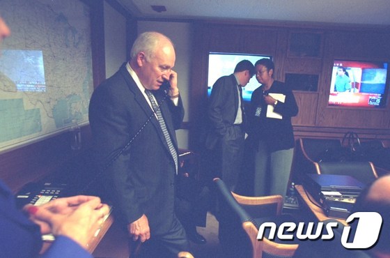 2001년 9·11 테러 당시 딕 체니 부통령이 백악관 지하 벙커 대통령 긴급상황실(PEOC)에서 회의를 하고 있다. © AFP=뉴스1