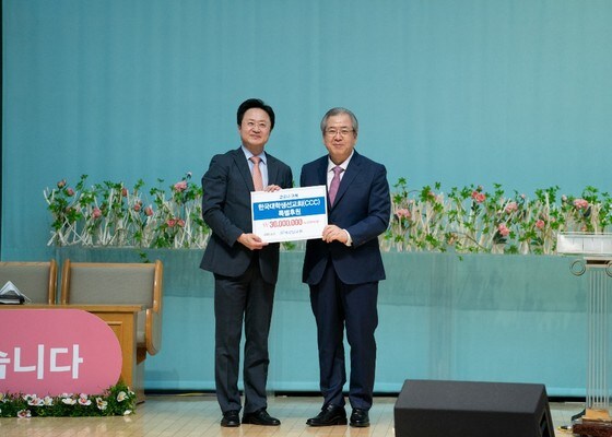 한국대학생선교회(CCC) 대표인 박성민 목사(왼쪽)와 대전 새로남교회 오정호 담임목사.(CCC 제공)© 뉴스1