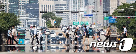 서울 여의대로에 지열로 인한 아지랑이가 피어 오르고 있다. 2020.6.22/뉴스1 © News1 유승관 기자