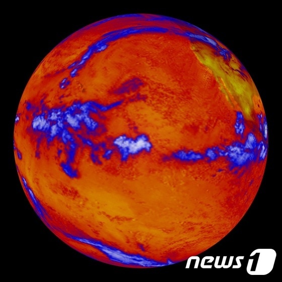 2014년 10월6일 미국 항공우주국(NASA)의 테라 위성이 촬영한 지구 사진. 붉게 나타난 부분은 복사열, 파란색은 두꺼운 구름.. © AFP=뉴스1