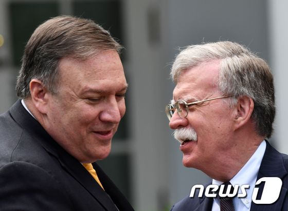 마이크 폼페이오 미국 국무장관(왼쪽)과 존 볼턴 전 백악관 국가안보보좌관 <자료사진> © AFP=뉴스1
