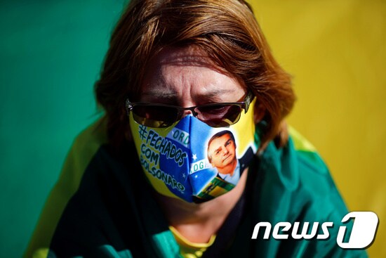 브라질 대통령 지지 시위에 나선 마스크를 착용한 시위자. © 로이터=뉴스1