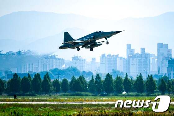 공군 제1전투비행단이 전투태세훈련을 실시한 가운데 광주 군공항에서 전투기가 이륙하고 있다.(공군1전비 제공)/뉴스1 © News1