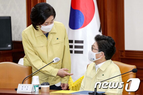 박영선 중소벤처기업부 장관(왼쪽)과 조명래 환경부 장관 © News1 민경석 기자